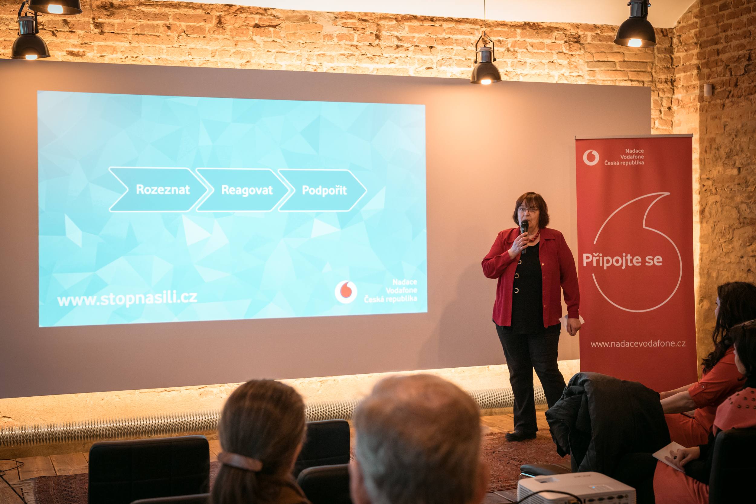 Zdena Prokopová z organizace ROSA vystupuje se svým příspěvkem